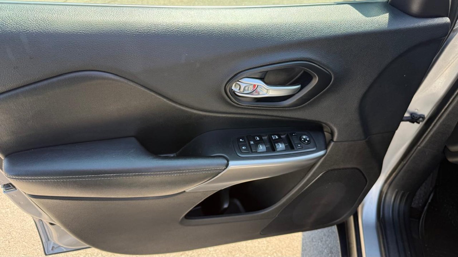 Jeep CHEROKEE LONGITUDE 4X2 2019 - Imagen 12 de 20