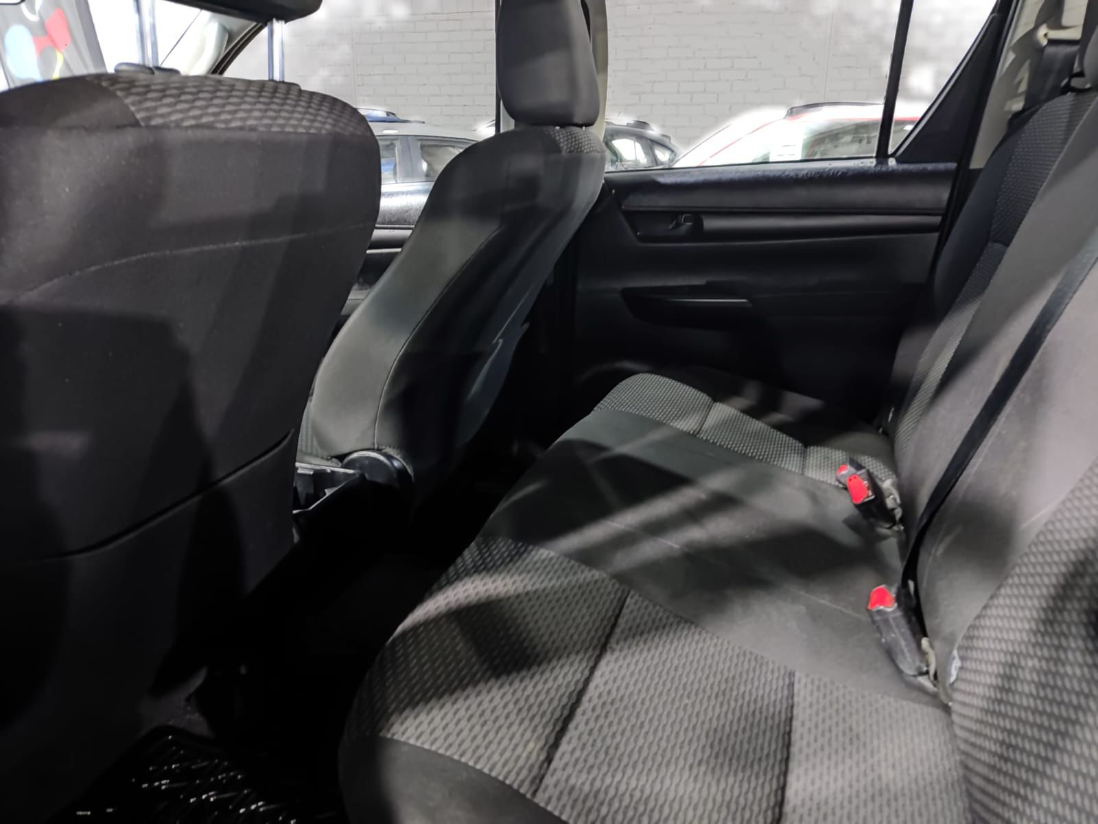 Toyota HI LUX DCAB MT 4X4 2.4 2024 - Imagen 8 de 11