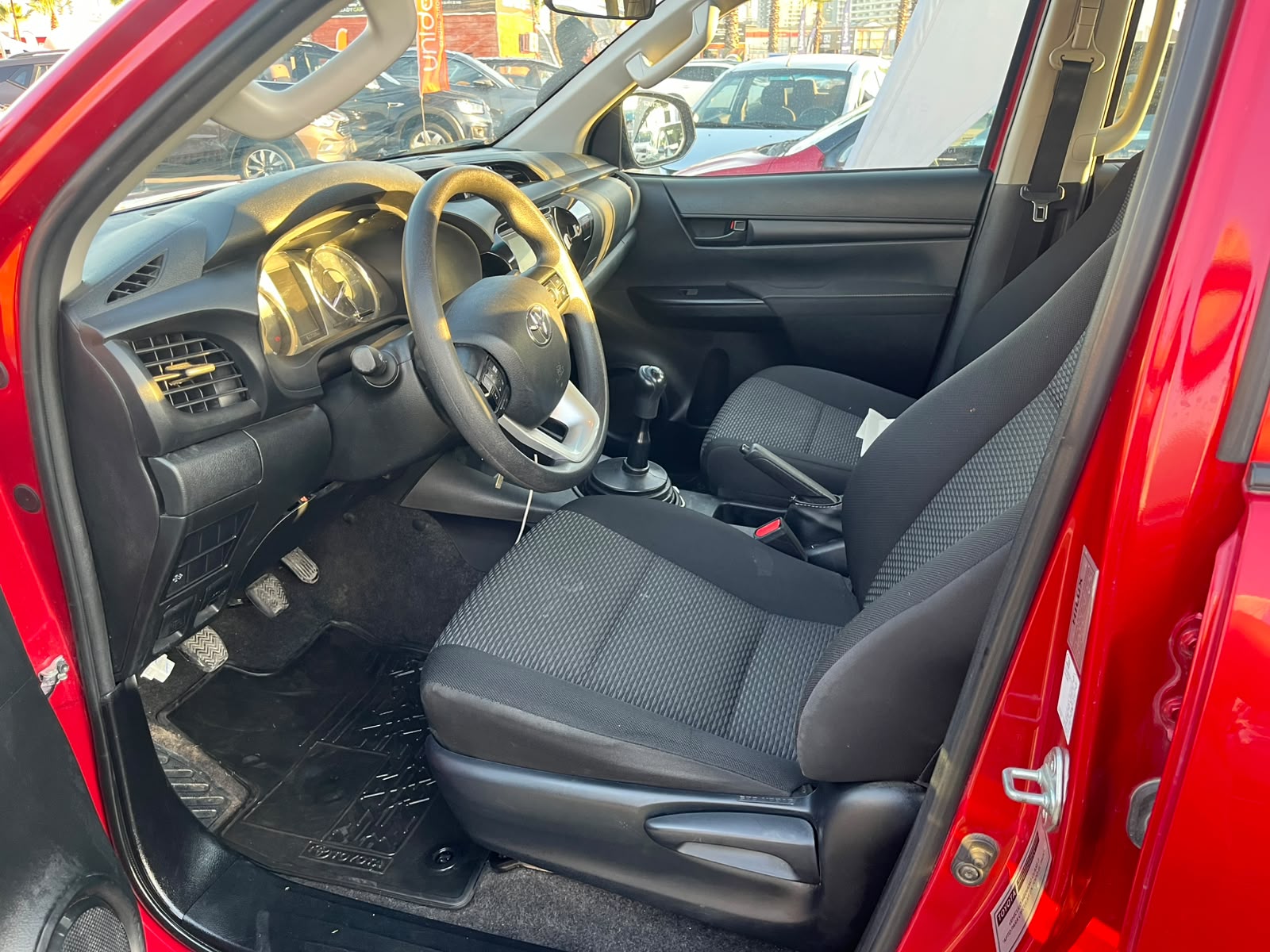 Toyota HI LUX DCAB MT 4X4 2.4 2024 - Imagen 9 de 18