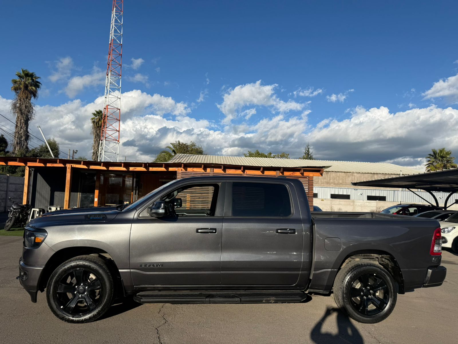 RAM 1500 BIG HORN CREW CAB 4X4 3.6 AUT 2022 - Foto 2 de 18