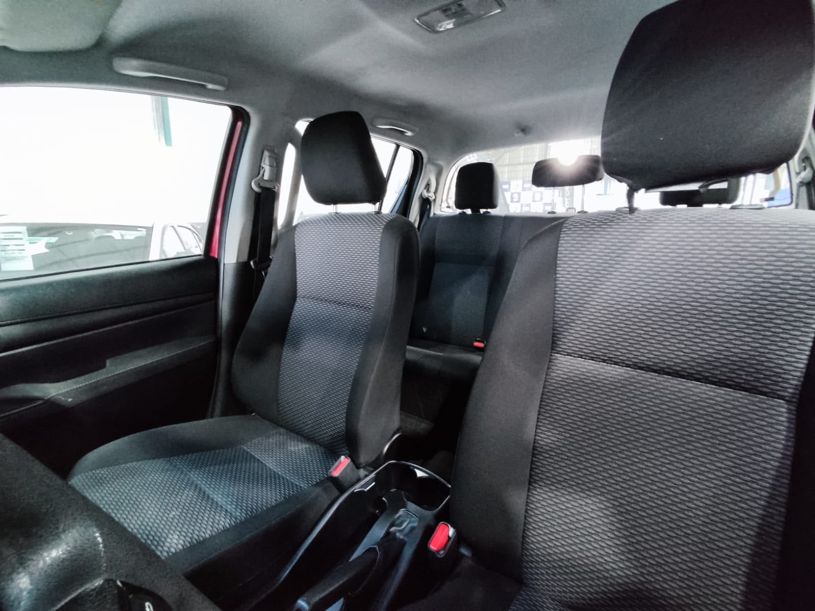 Toyota HI LUX DCAB MT 4X4 2.4 2024 - Imagen 9 de 14