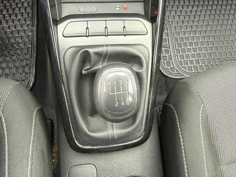 Kia RIO 4 6MT 1.4 2023 - Imagen 17 de 20