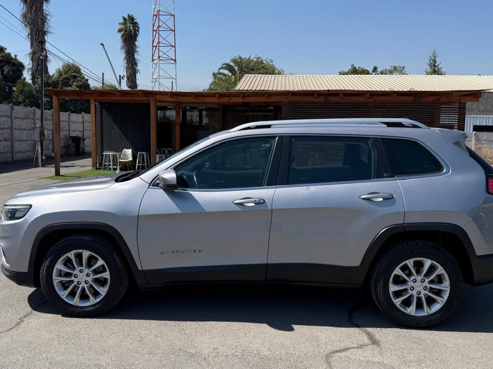 Jeep CHEROKEE LONGITUDE 4X2 2019 - Foto 2 de 20