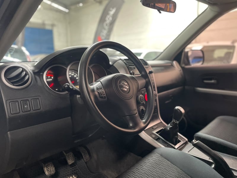 Suzuki GRAND NOMADE GLX 2.4 2015 - Imagen 8 de 13