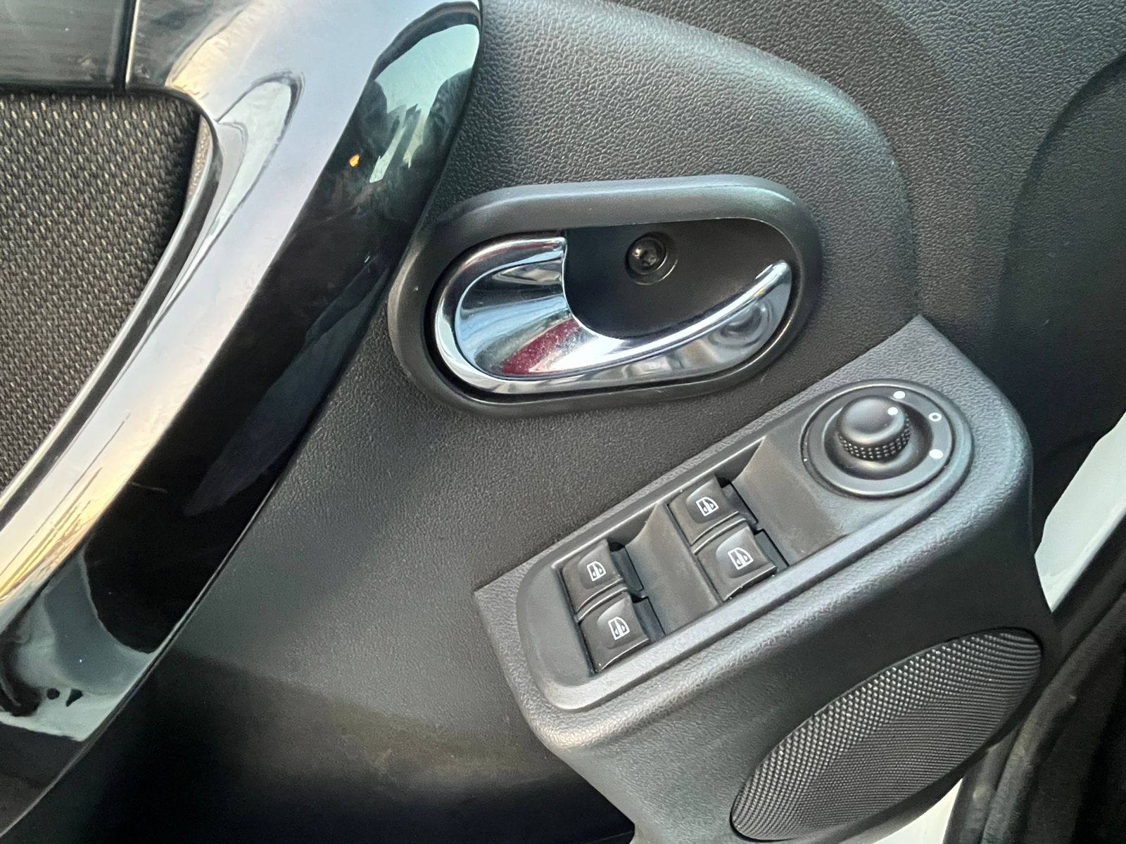 Renault DUSTER ZEN 1.6 2018 - Imagen 9 de 18
