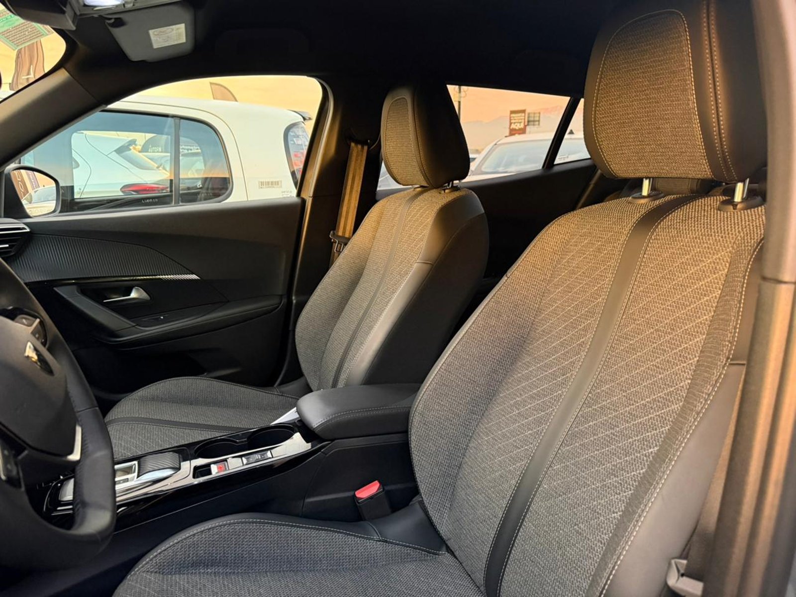 PEUGEOT 2008 ALLURE 130 1.2 AUT 2024 - Imagen 11 de 19