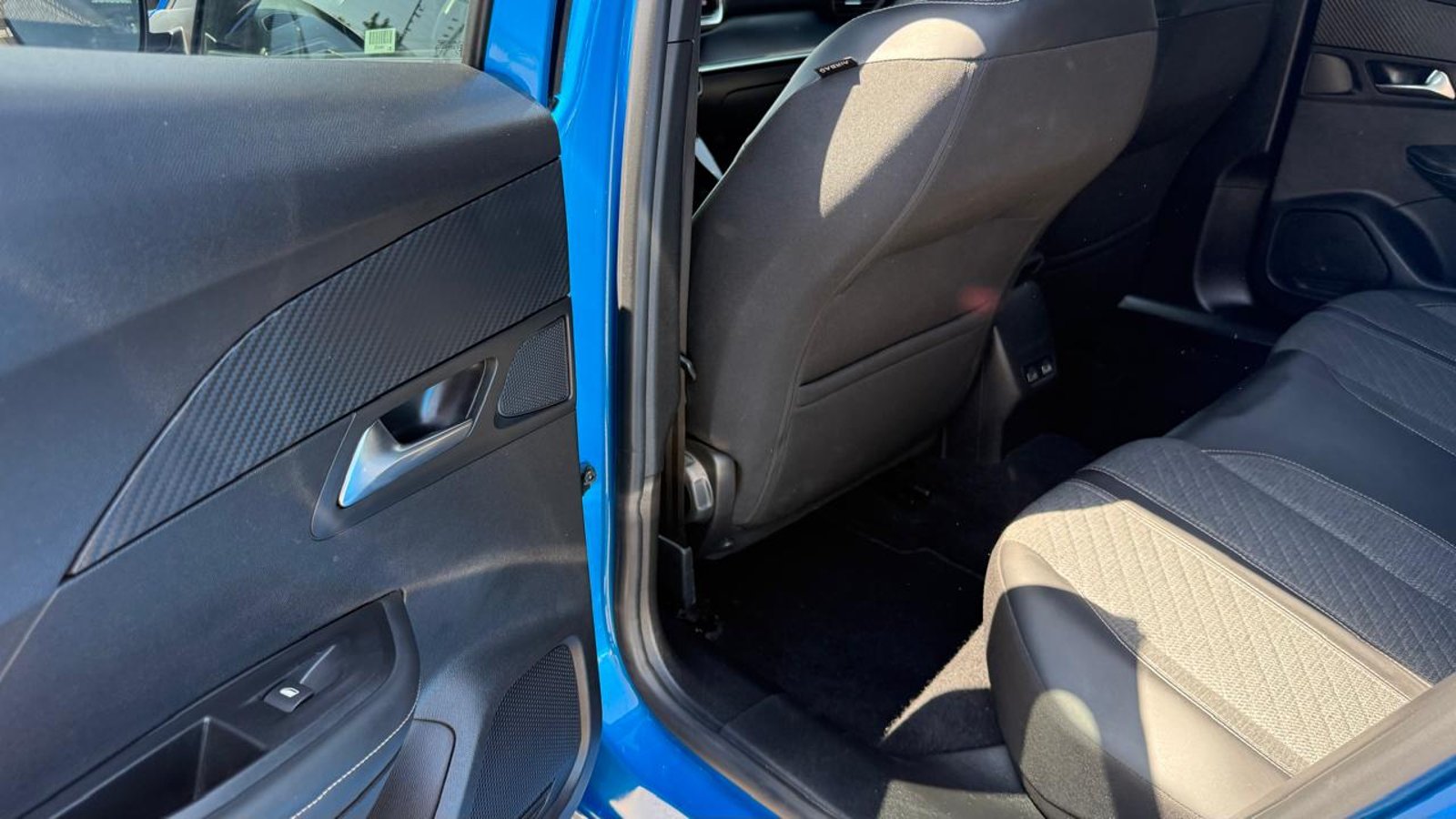 Peugeot 2008 BLUE HDI 130 EAT8 1.5 AUT 2024 - Imagen 19 de 20