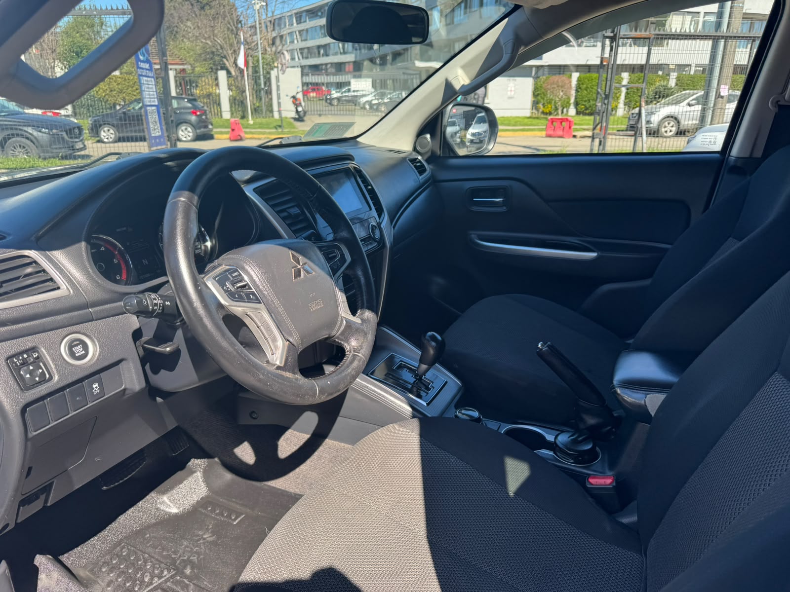 Mitsubishi L200 DAKAR 4X4 DCAB 2.4 AUT 2023 - Imagen 7 de 11