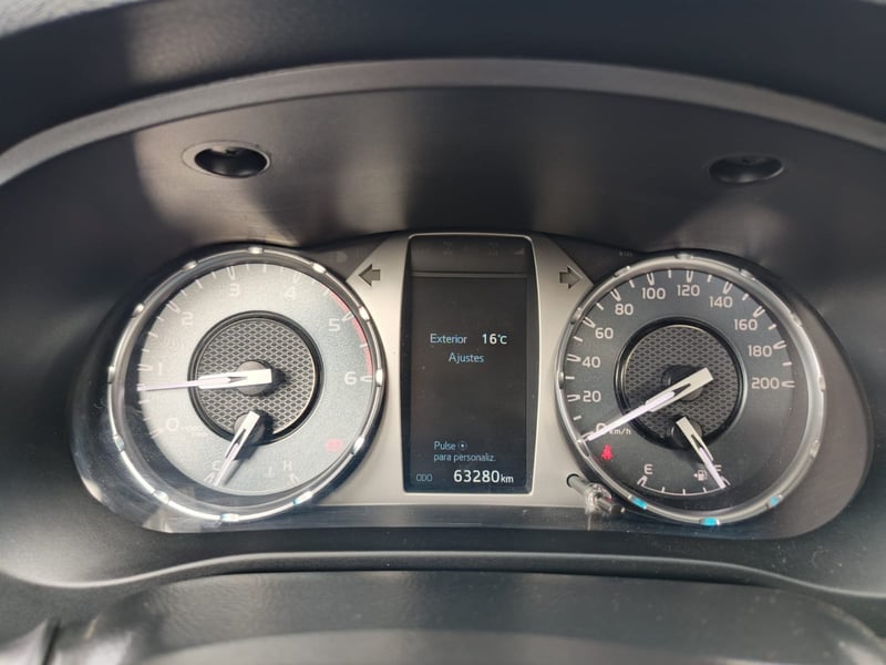 Toyota HI LUX DCAB MT 4X4 2.4 2024 - Imagen 8 de 10