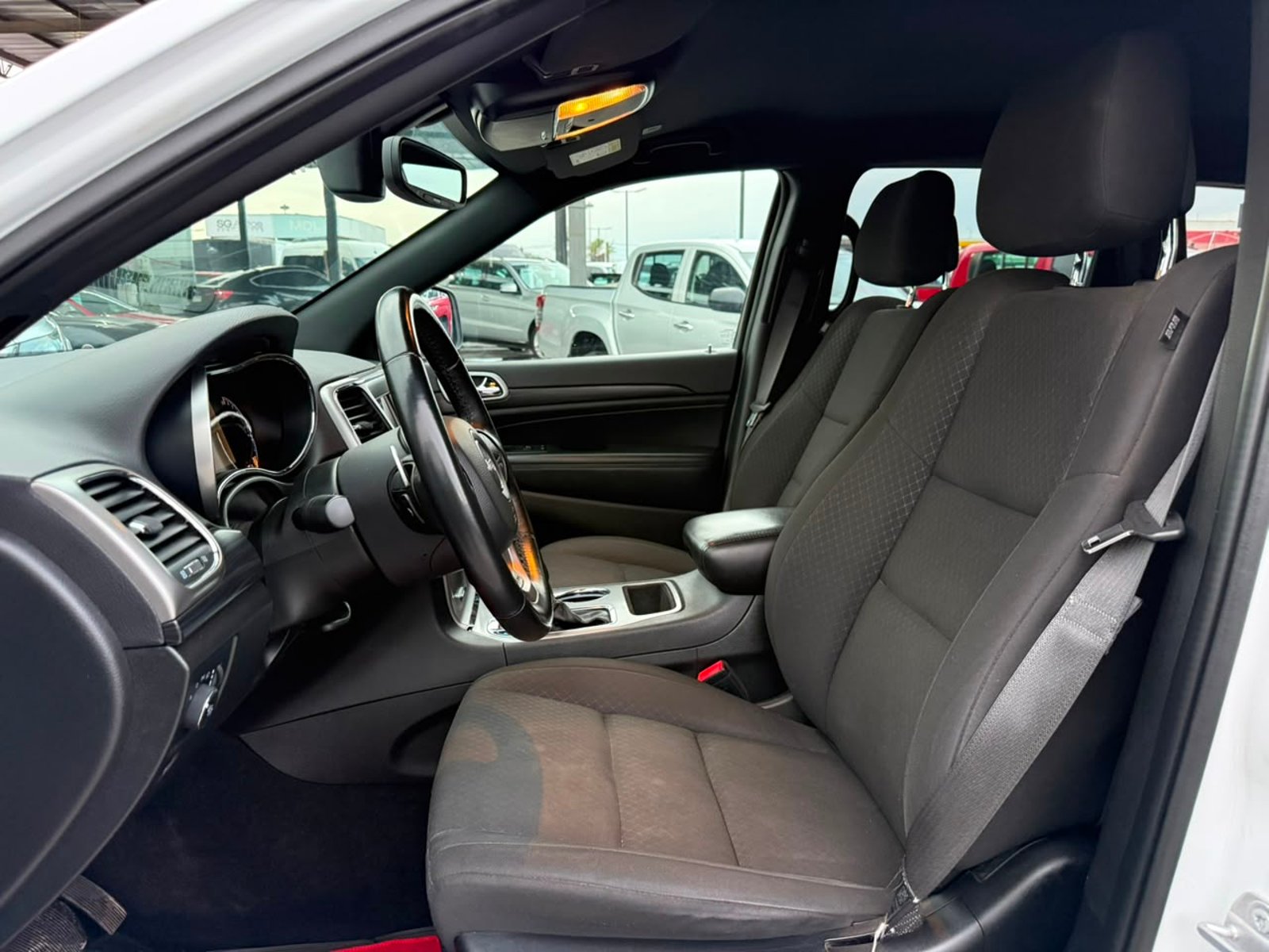 Jeep GRAND CHEROKEE LAREDO 3.6 AUT 2022 - Imagen 9 de 19