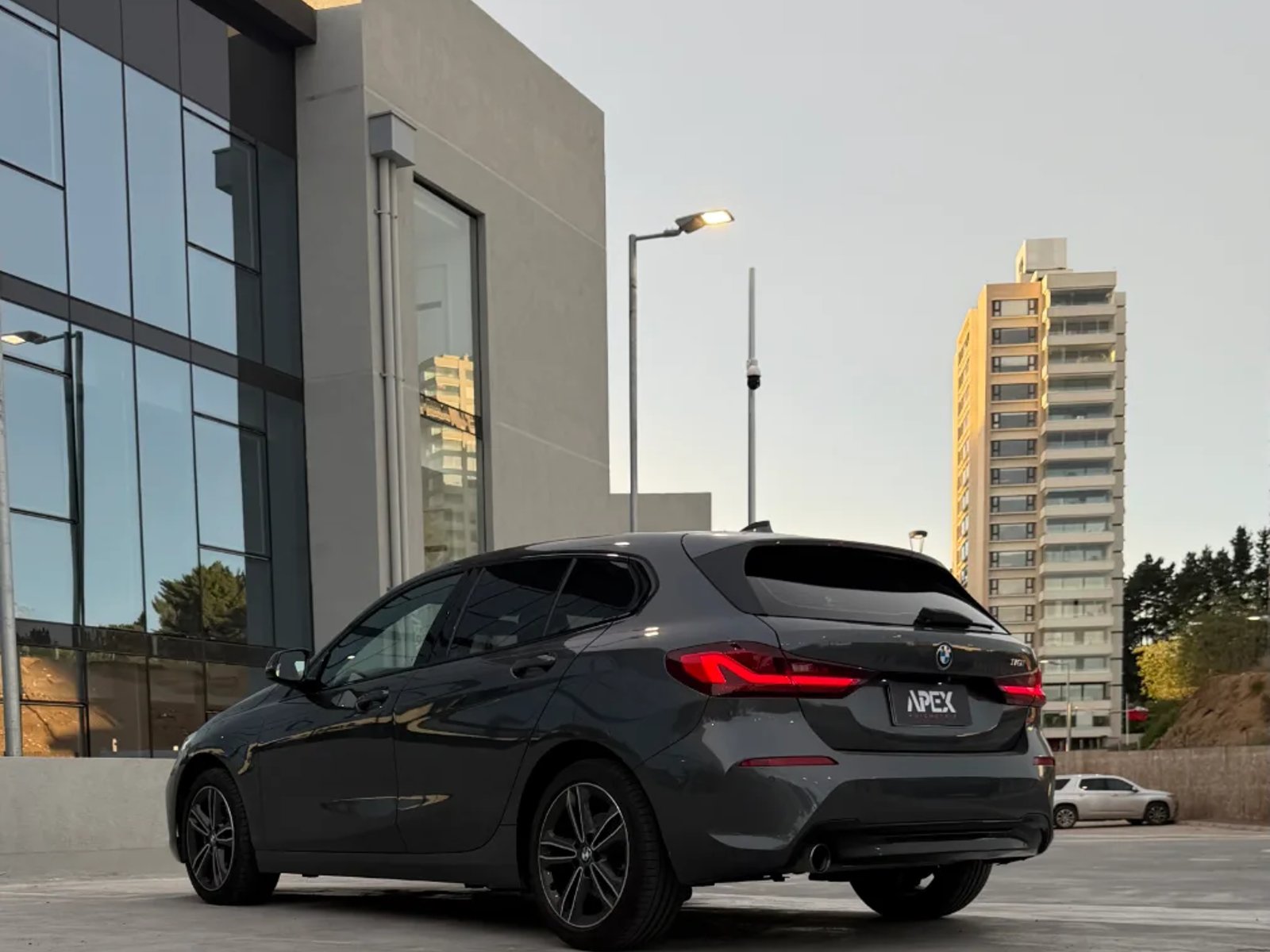 BMW 118i Dynamic 2021 - Foto 2 de 12