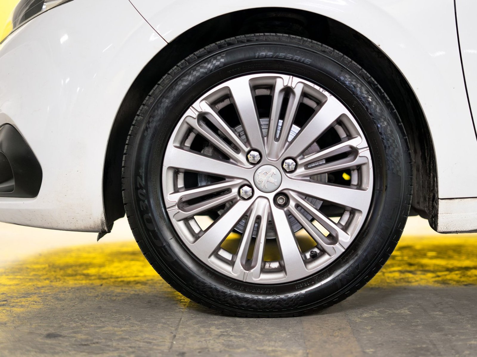 Peugeot 208 1.2 2019 - Foto 2 de 15