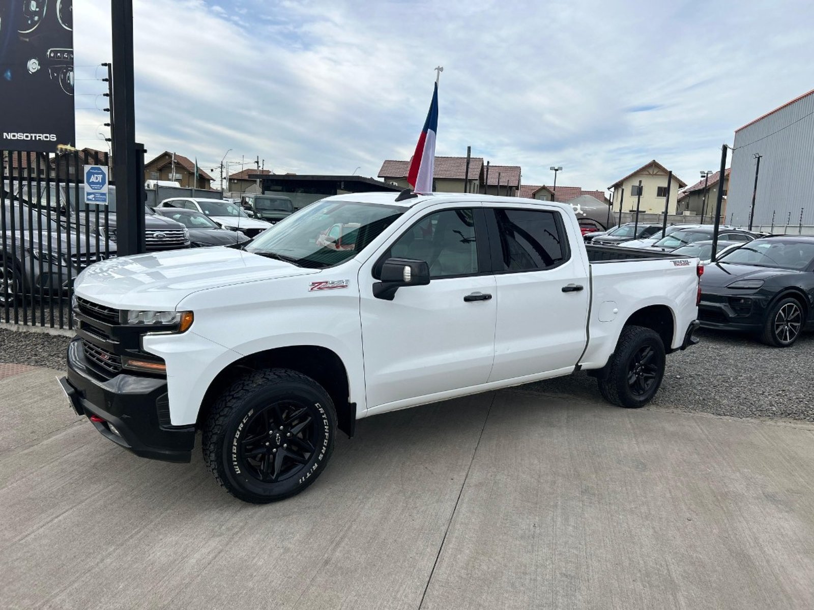 Chevrolet SILVERADO 5.3 LT TRAILBOSS Z71 4X4 AT 4P. 2021 - Foto 2 de 10