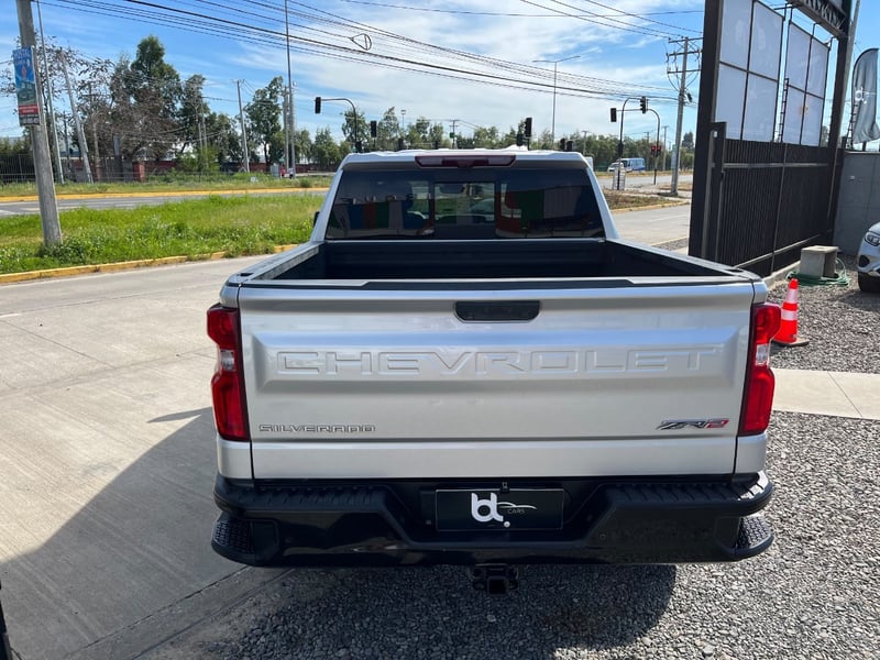 Chevrolet SILVERADO ZR2 4X4 6.2 AUT 2023 - Imagen 3 de 10
