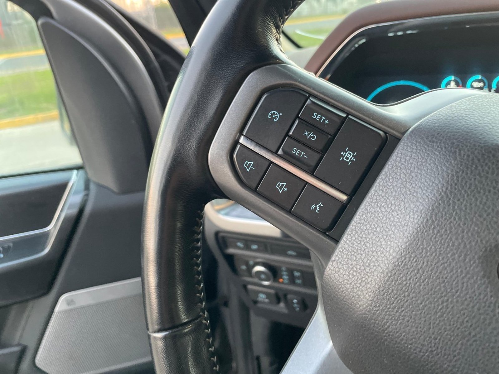 Ford F-150 LARIAT SPORT 4X4 5.0L 2022 - Foto 3 de 10