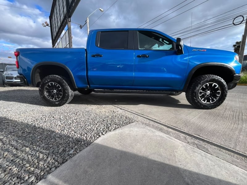 Chevrolet SILVERADO ZR2 4X4 6.2 AUT 2023 - Imagen 7 de 10