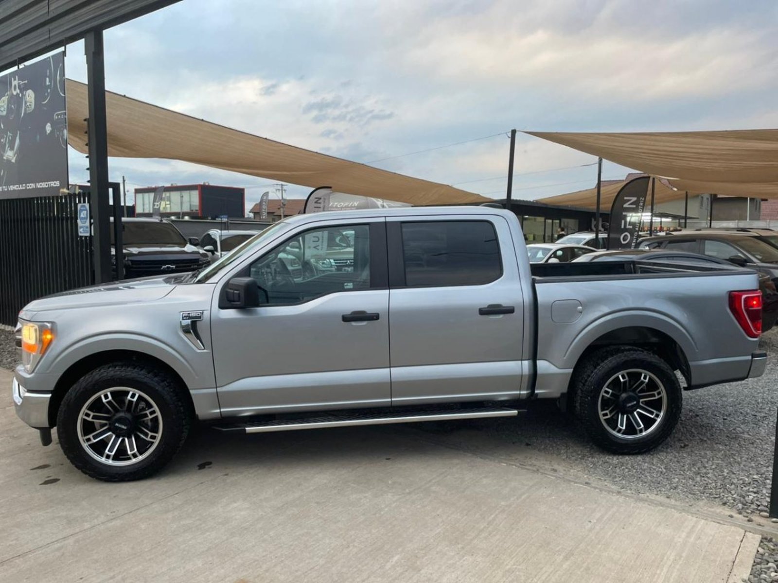 Ford F-150 XLT 3.3 2023 - Foto 3 de 10