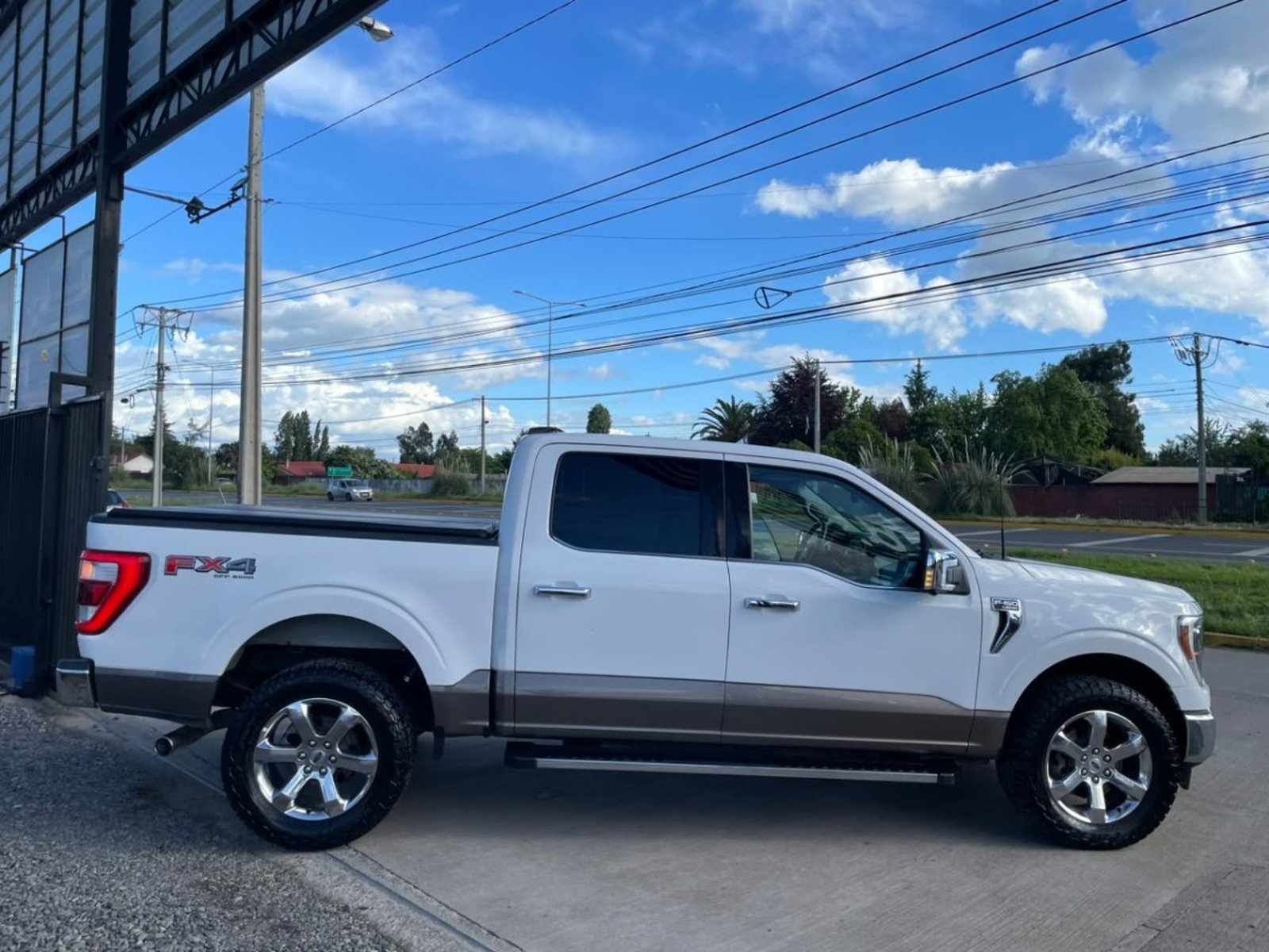 Ford F-150 LARIAT LUXURY 4X4 5.0L AUT 2022 - Foto 2 de 10