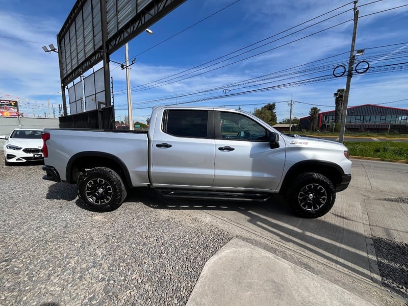 Chevrolet SILVERADO ZR2 4X4 6.2 AUT 2023 - Imagen 8 de 10