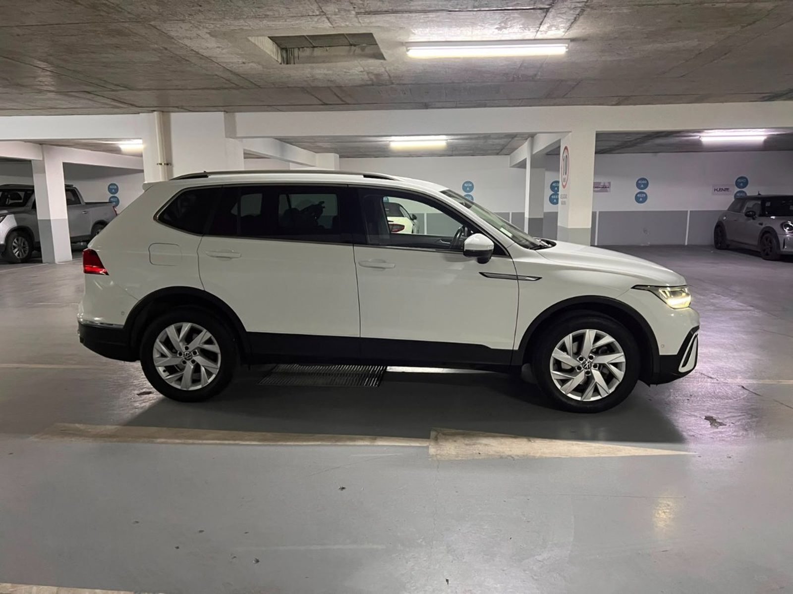 Volkswagen TIGUAN 1.4 COMFORTLINE TSI 2023 - Imagen 6 de 9