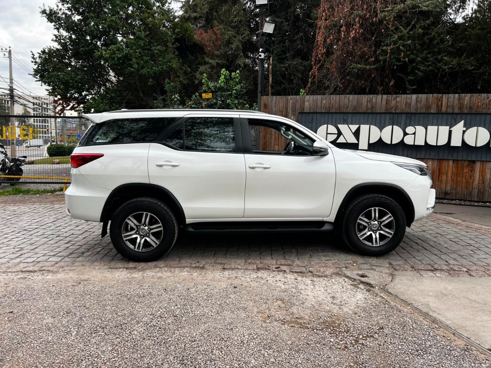 TOYOTA FORTUNER SR5 4X2 AT 2.7 2022 - Imagen 9 de 10