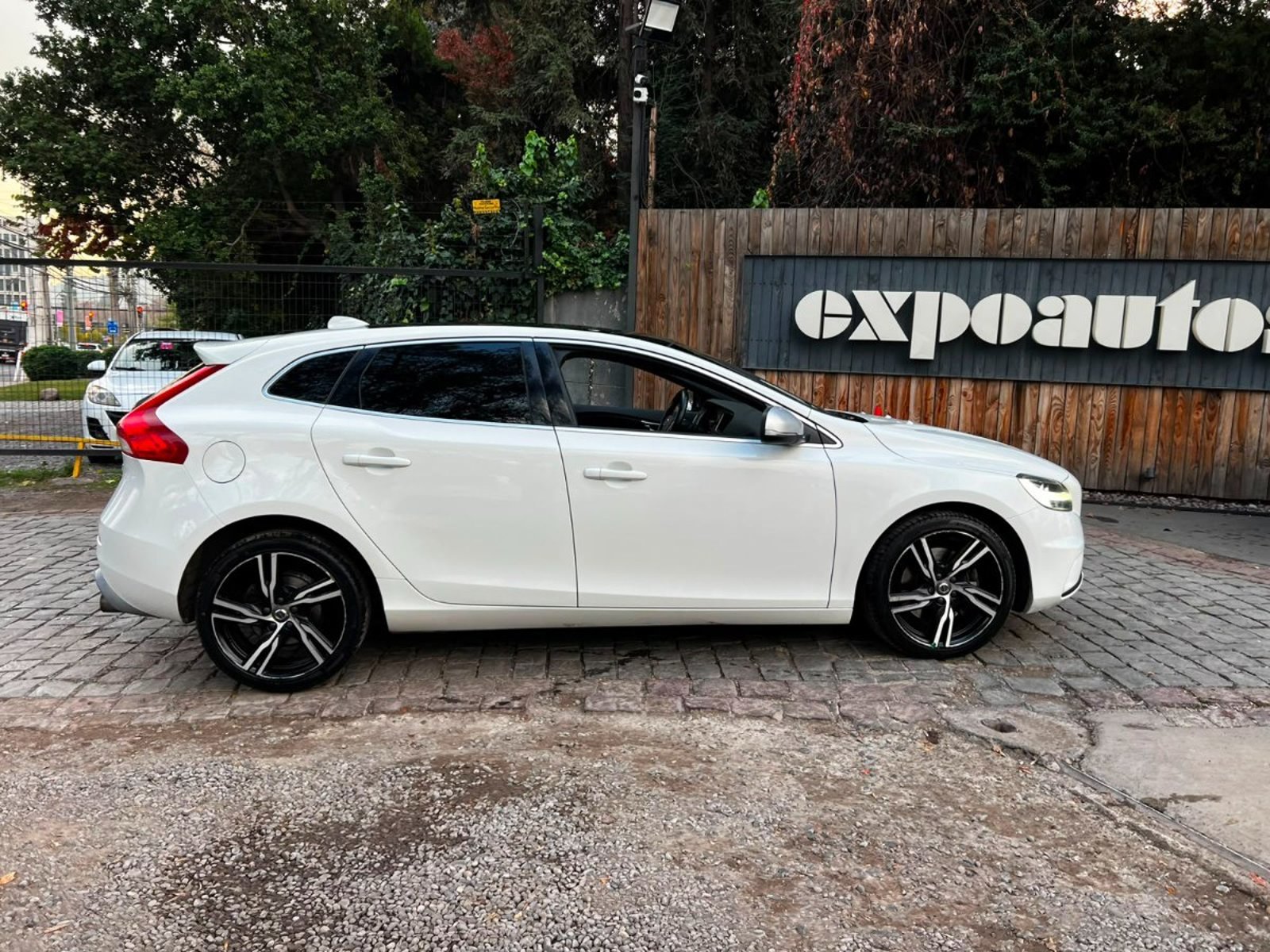 Volvo V40 T4 2.0 R-DESING 2018 - Imagen 7 de 10