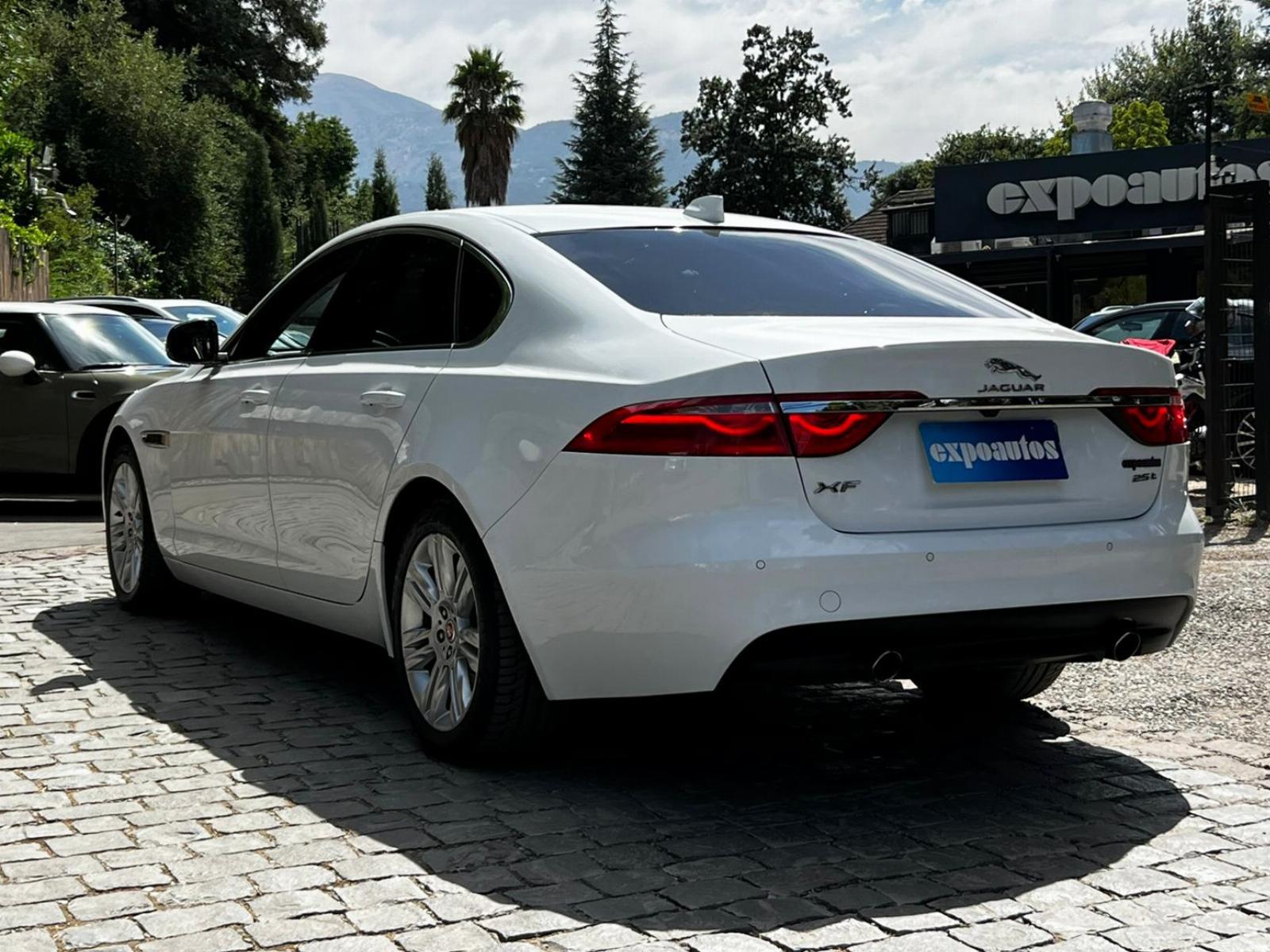 Jaguar XF 25T PURE 2.0 2016 - Imagen 4 de 10