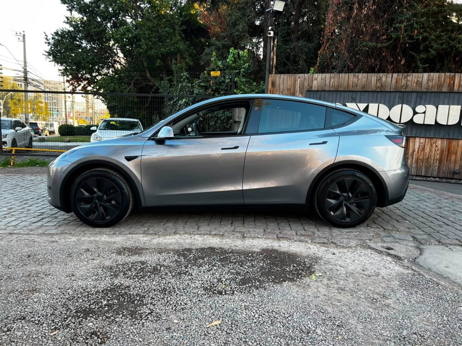 TESLA MODEL Y STANDARD RANGE RWD 2024 - Imagen 7 de 10