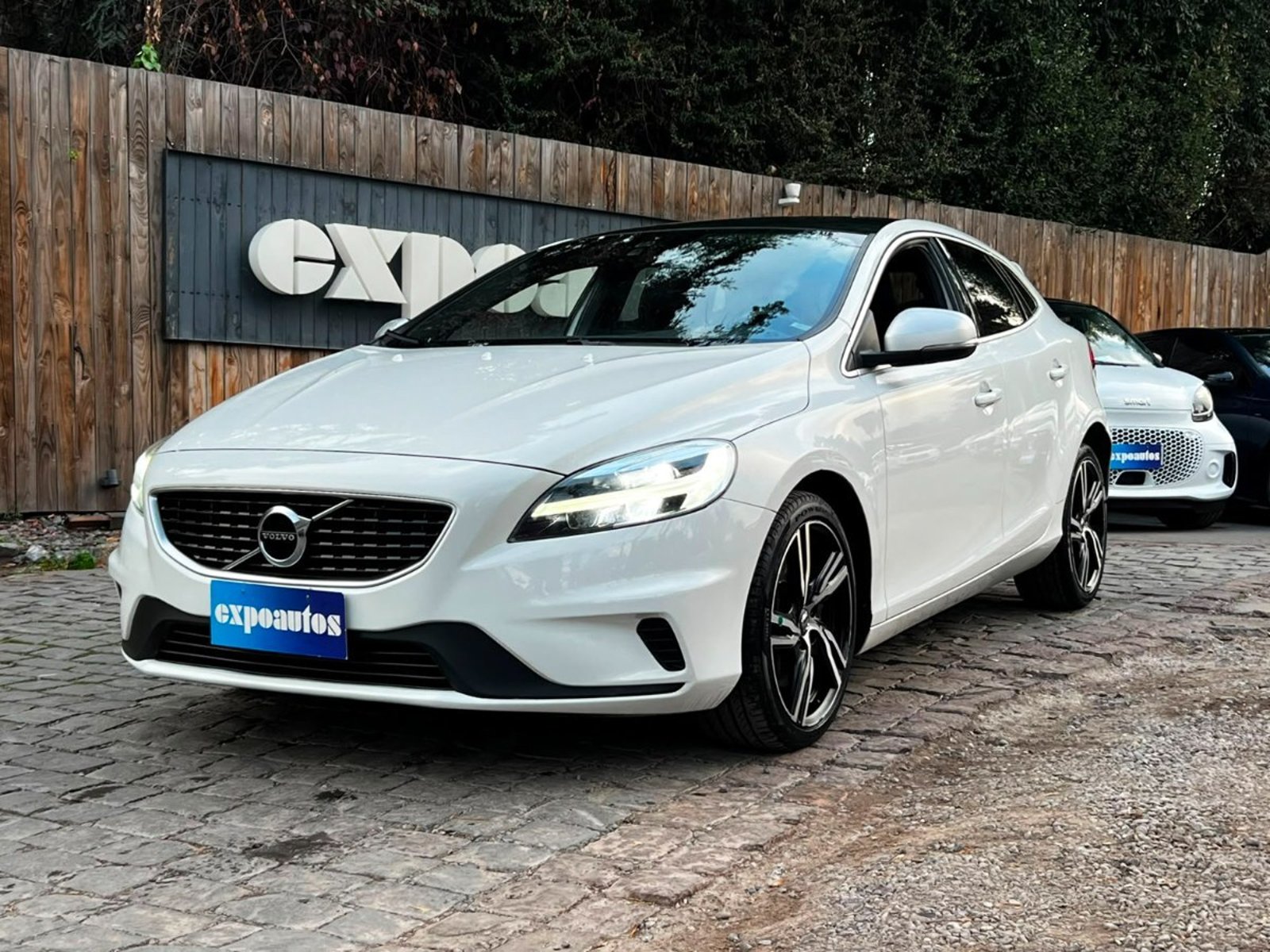 Volvo V40 T4 2.0 R-DESING 2018 - Imagen 3 de 10