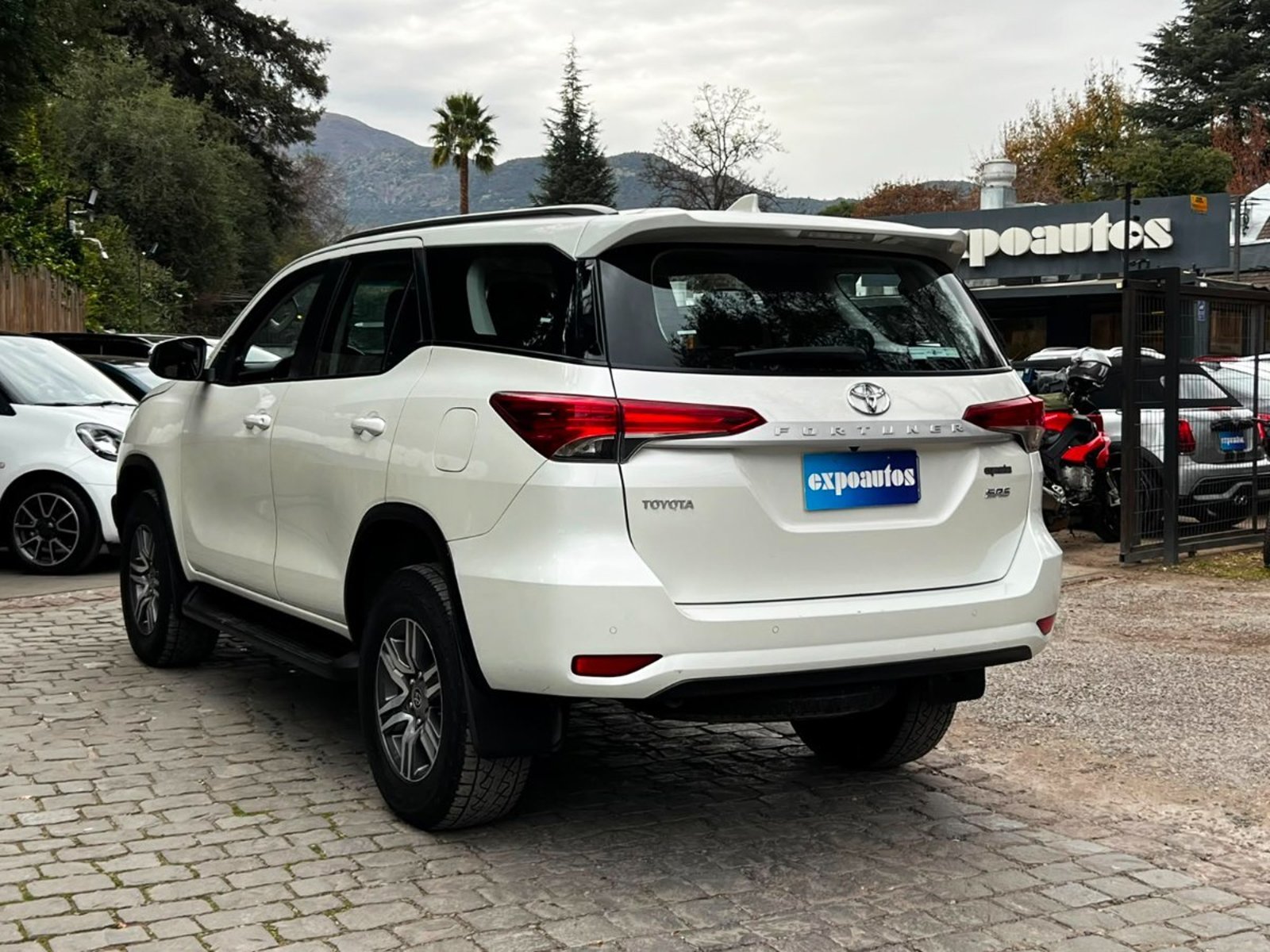 TOYOTA FORTUNER SR5 4X2 AT 2.7 2022 - Imagen 6 de 10