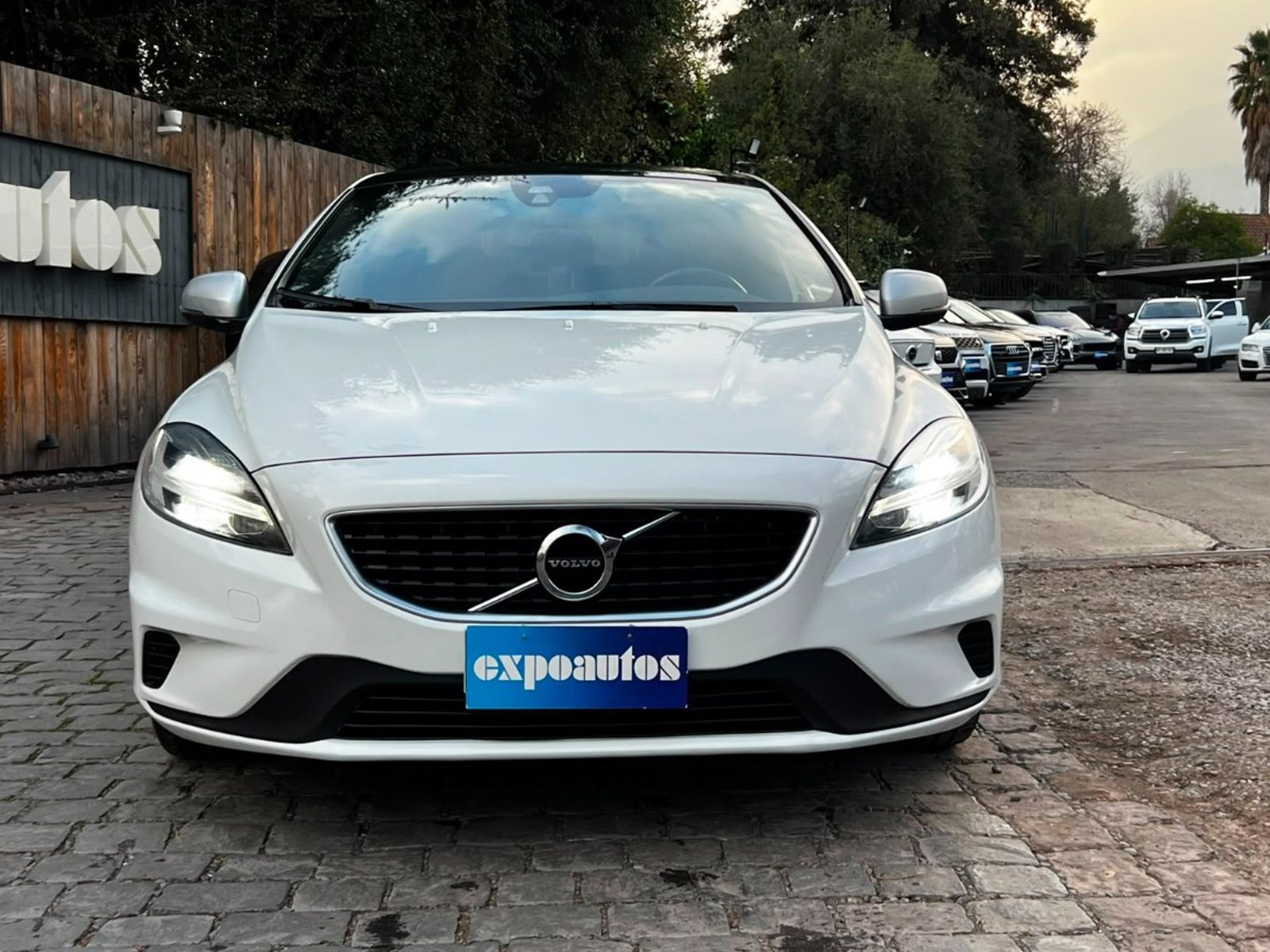 Volvo V40 T4 2.0 R-DESING 2018 - Foto 2 de 10