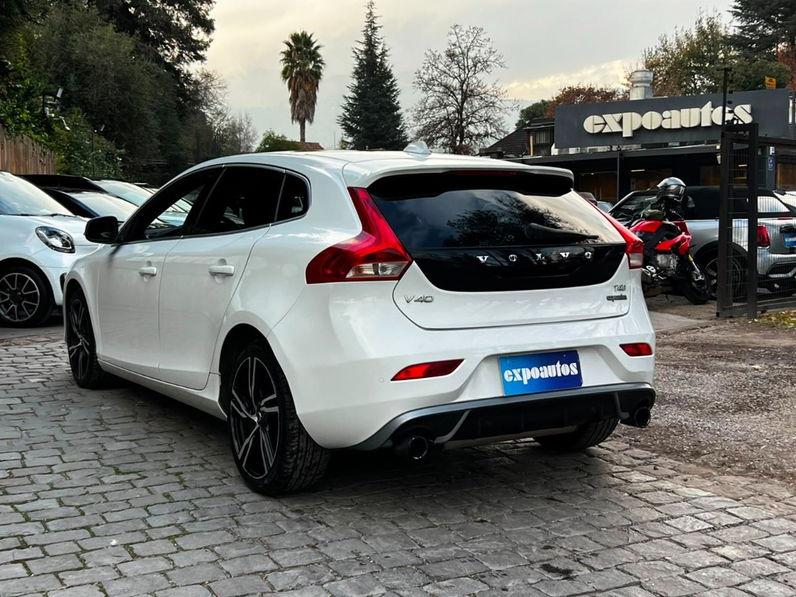 Volvo V40 T4 2.0 R-DESING 2018 - Imagen 4 de 10