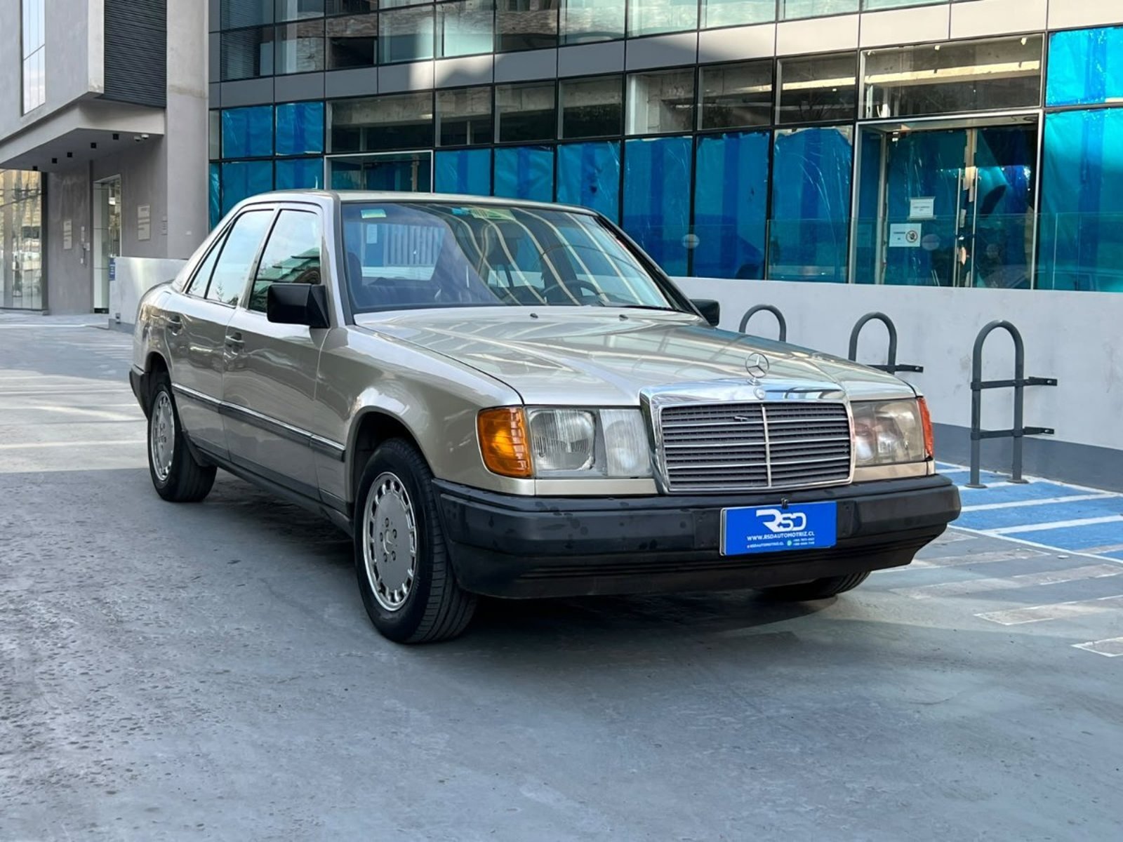 Mercedes-Benz 300E W124 1985 - Foto 3 de 10