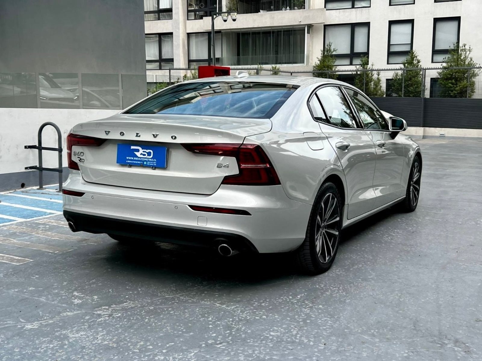 Volvo S60 MOMENTUM B4 2.0 2022 - Imagen 4 de 10