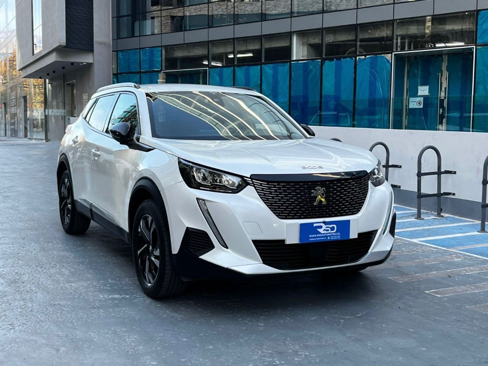 Peugeot 2008 BLUE HDI EAT8 1.5 AT 2023 - Foto 3 de 10