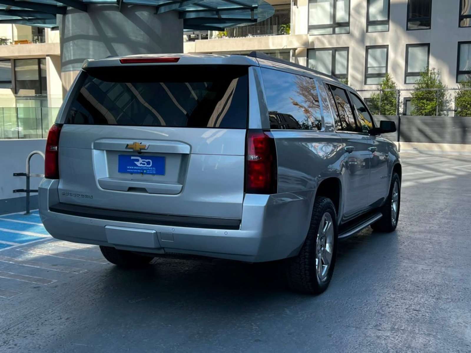 Chevrolet SUBURBAN LT 4WD 5.3 2017 - Imagen 4 de 10