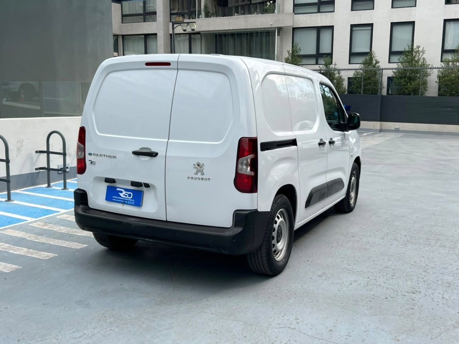 Peugeot PARTNER L1 EV AT 2024 - Foto 4 de 10