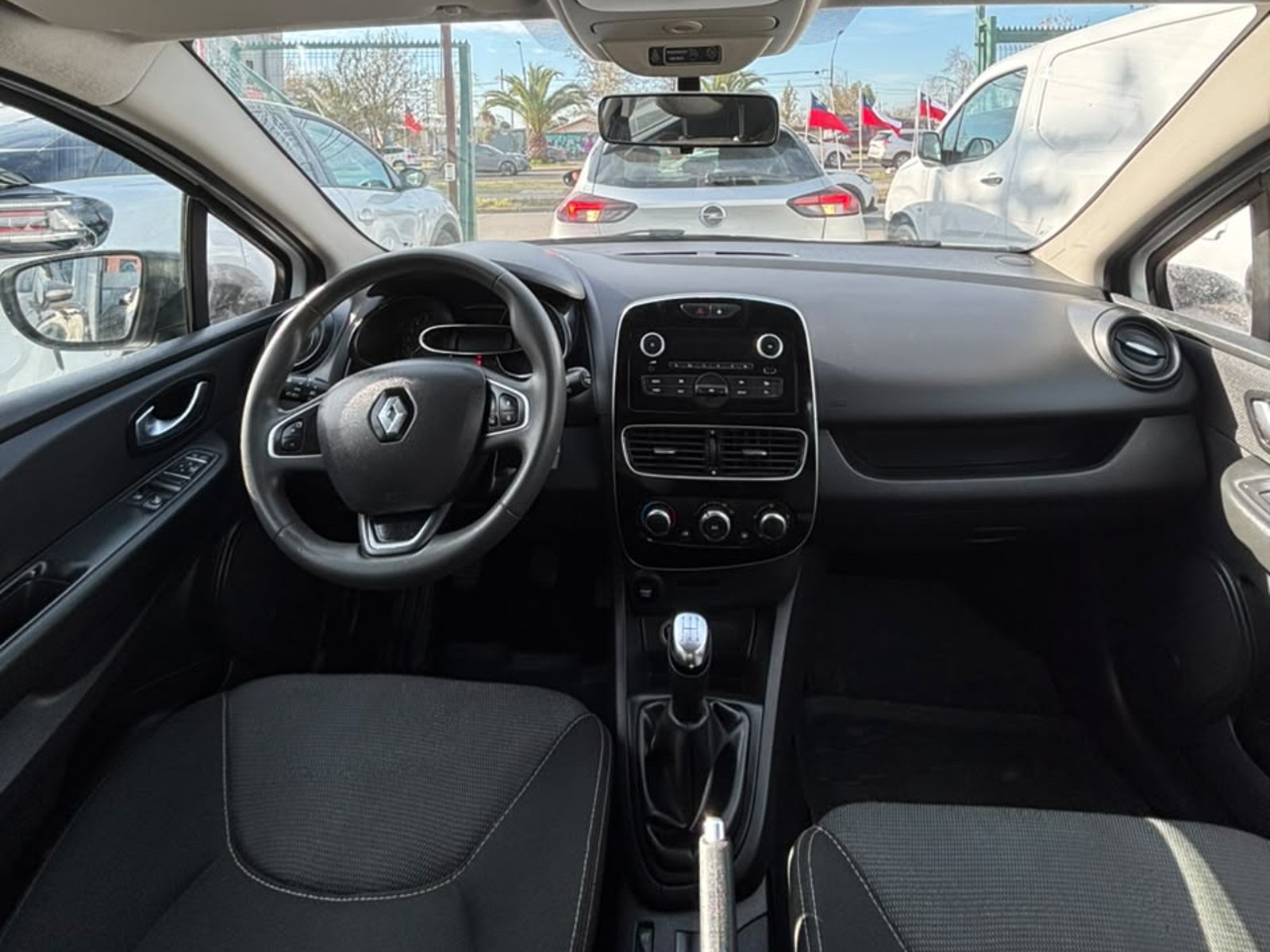 Renault CLIO IV HB 1.2 2020 - Foto 4 de 6