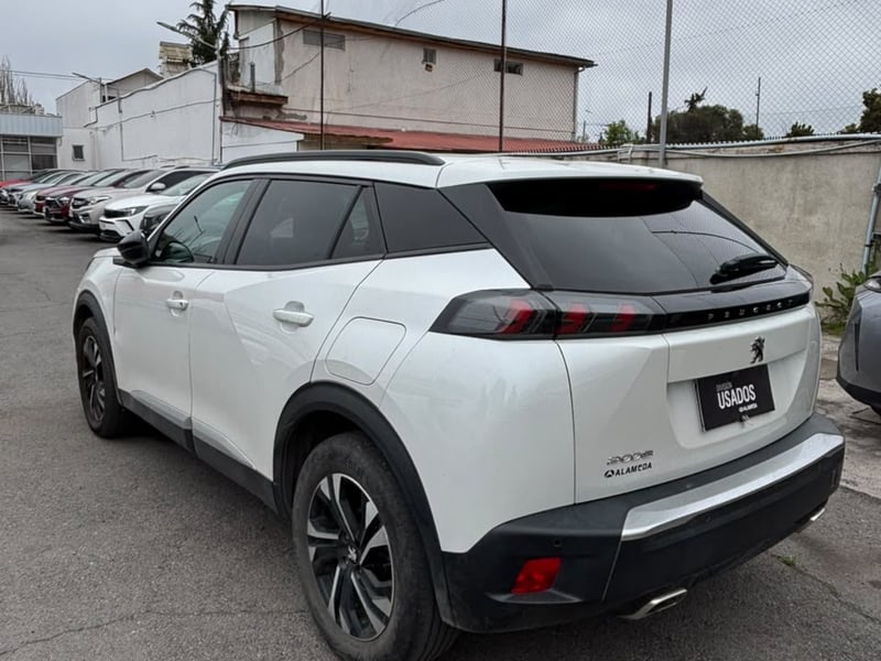 Peugeot 2008 PURETECH 130 EAT8 1.2 AUT 2023 - Imagen 4 de 5