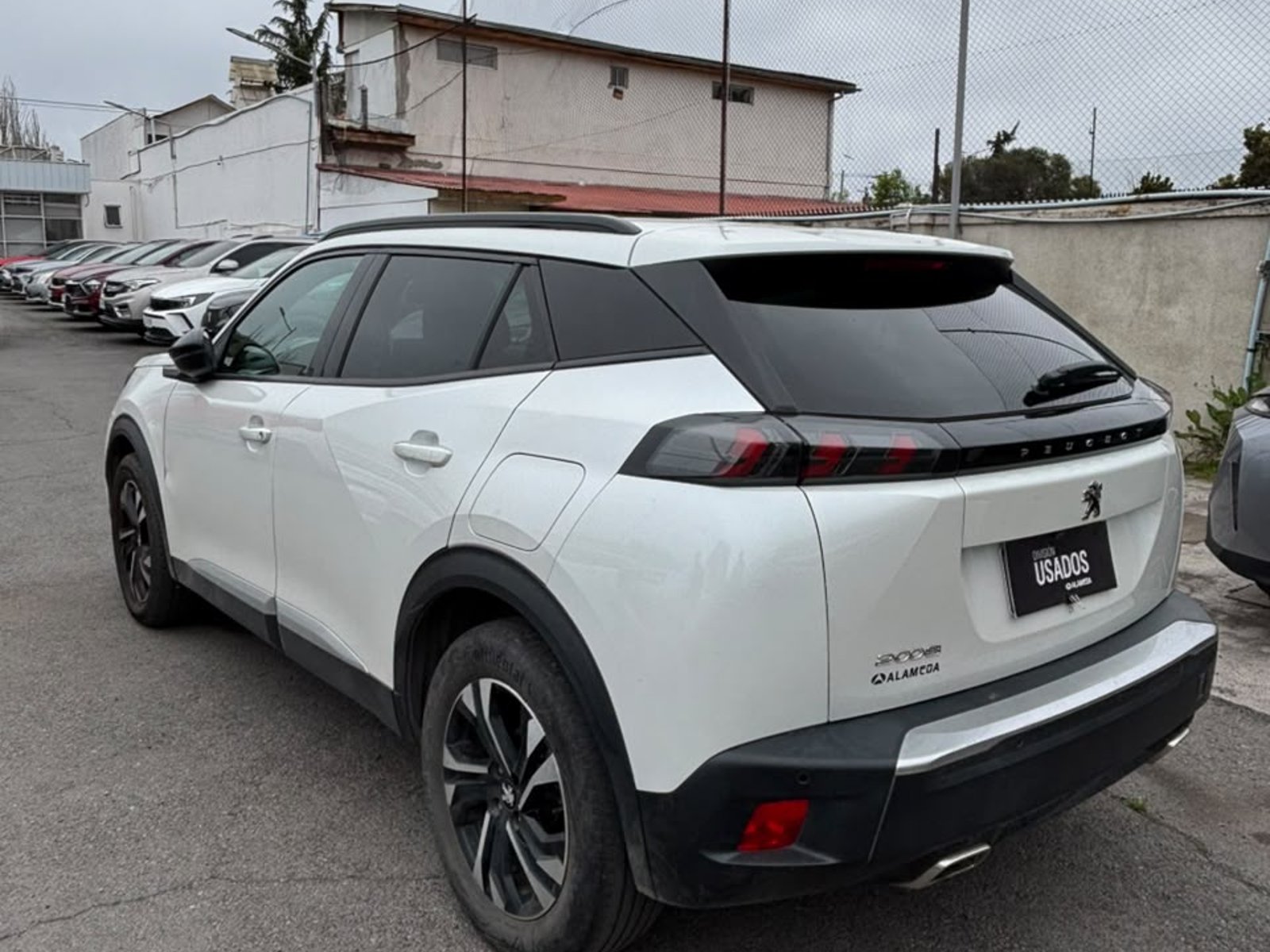 Peugeot 2008 PURETECH 130 EAT8 1.2 AUT 2023 - Foto 4 de 5