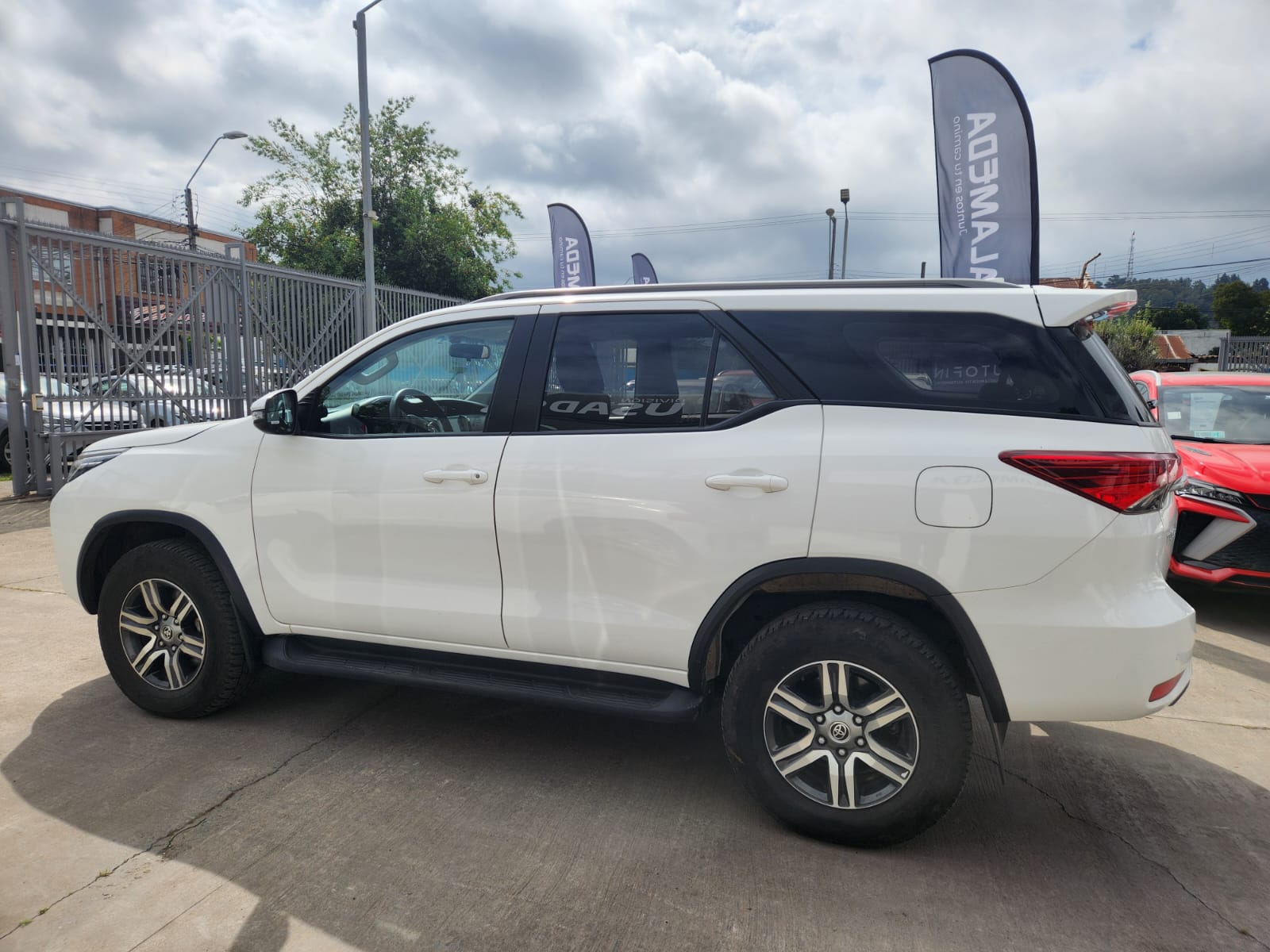 Toyota FORTUNER 2.7 AUT 2023 - Foto 4 de 9