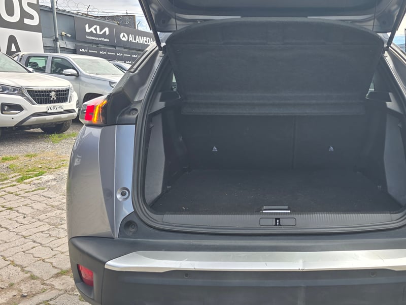 Peugeot 2008 BLUE HDI 130 EAT8 1.5 AUT 2023 - Imagen 7 de 9