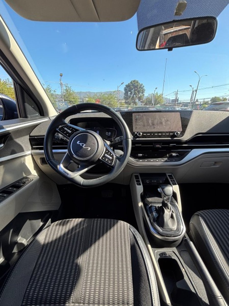 Kia CARENS EX 1.4 AUT 2023 - Imagen 3 de 8