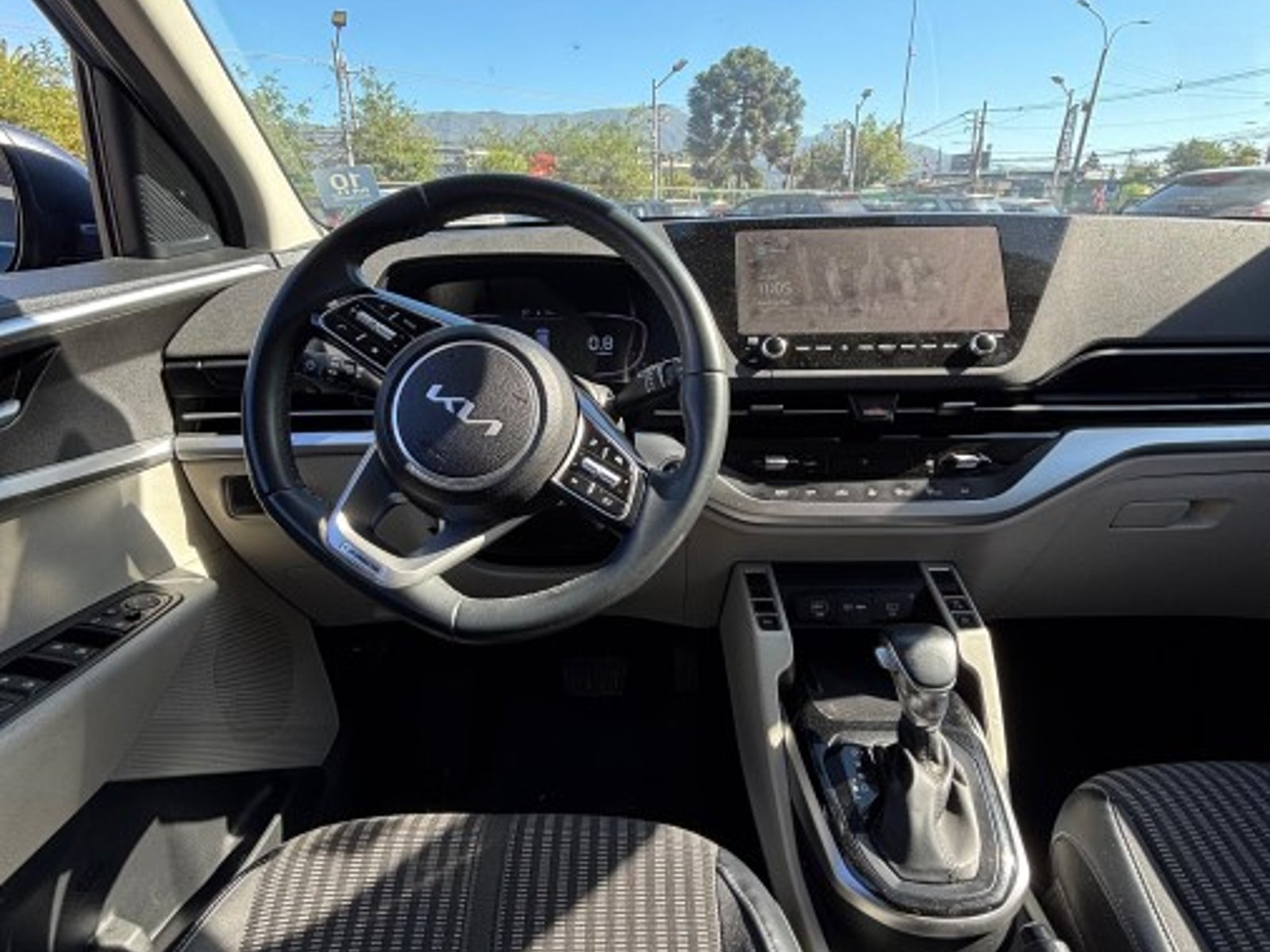 Kia CARENS EX 1.4 AUT 2023 - Foto 3 de 8