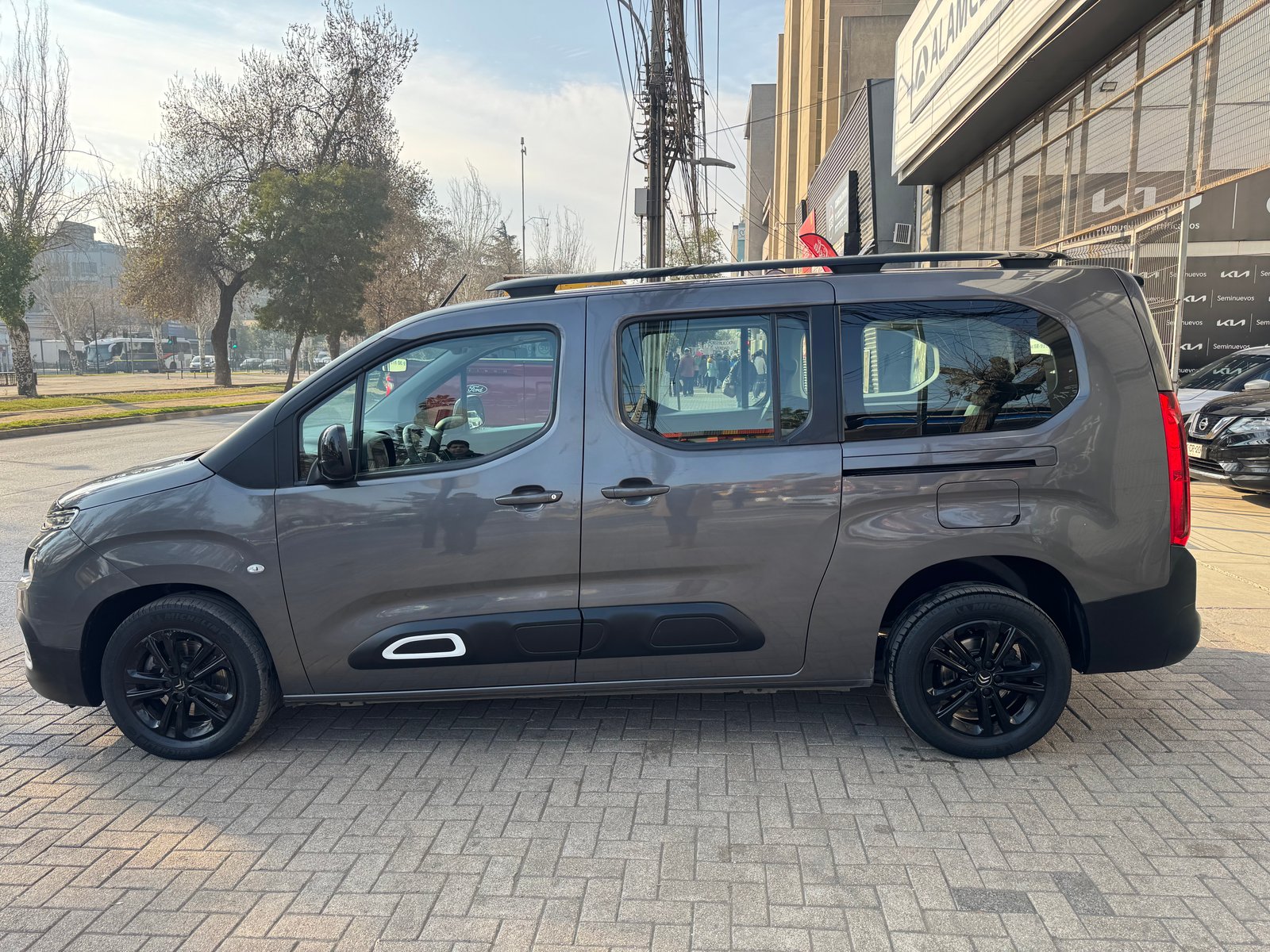 Citroën BERLINGO MULTISPACE BLUEHDI XL 1.5 2022 - Imagen 6 de 9