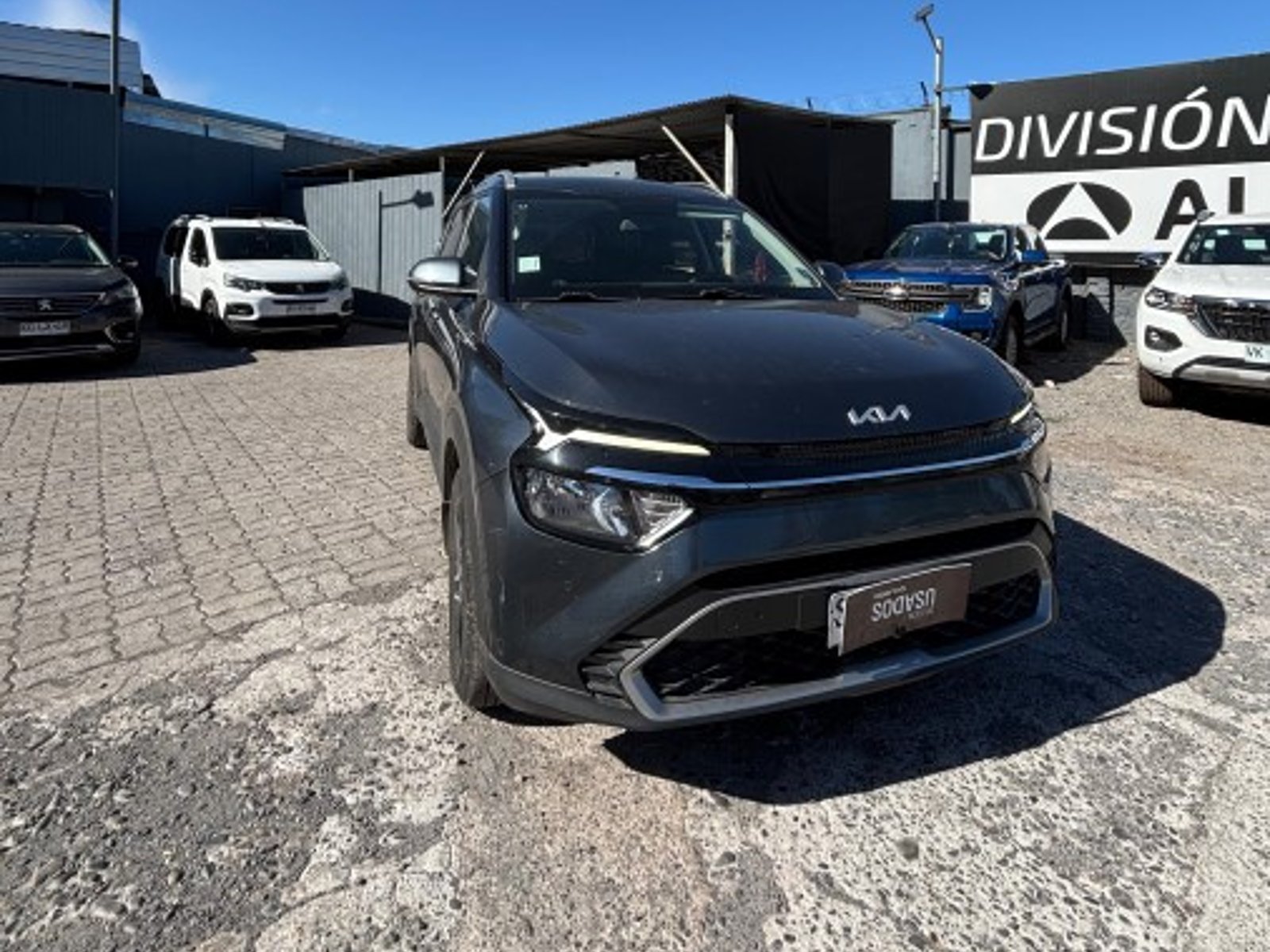 Kia CARENS EX 1.4 AUT 2023 - Foto 2 de 8