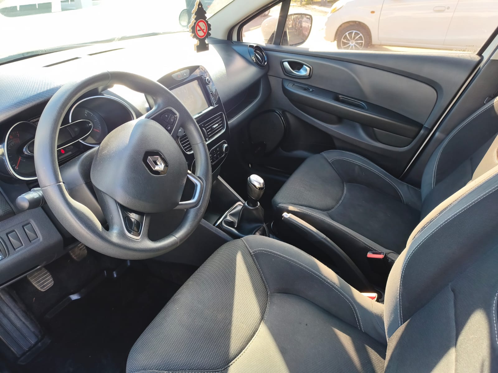 Renault CLIO IV HB 1.2 2019 - Foto 5 de 7