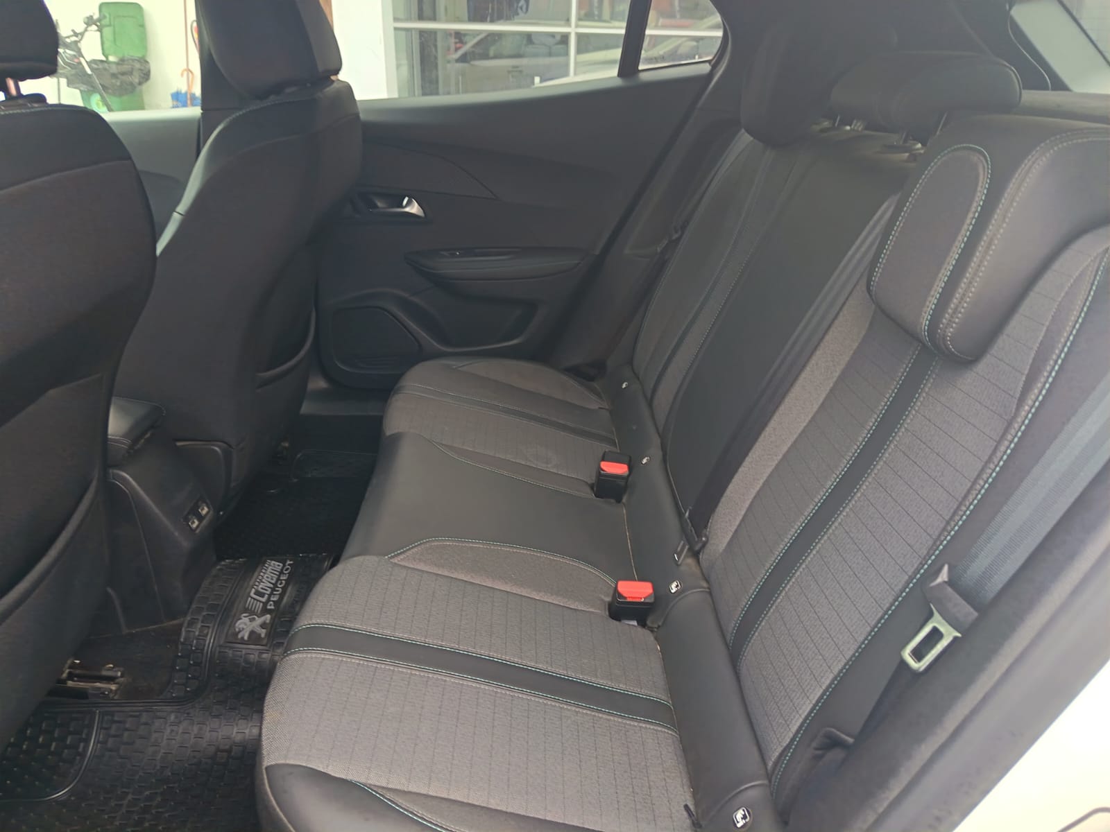 Peugeot 2008 PURETECH 130 1.2 2023 - Imagen 6 de 8
