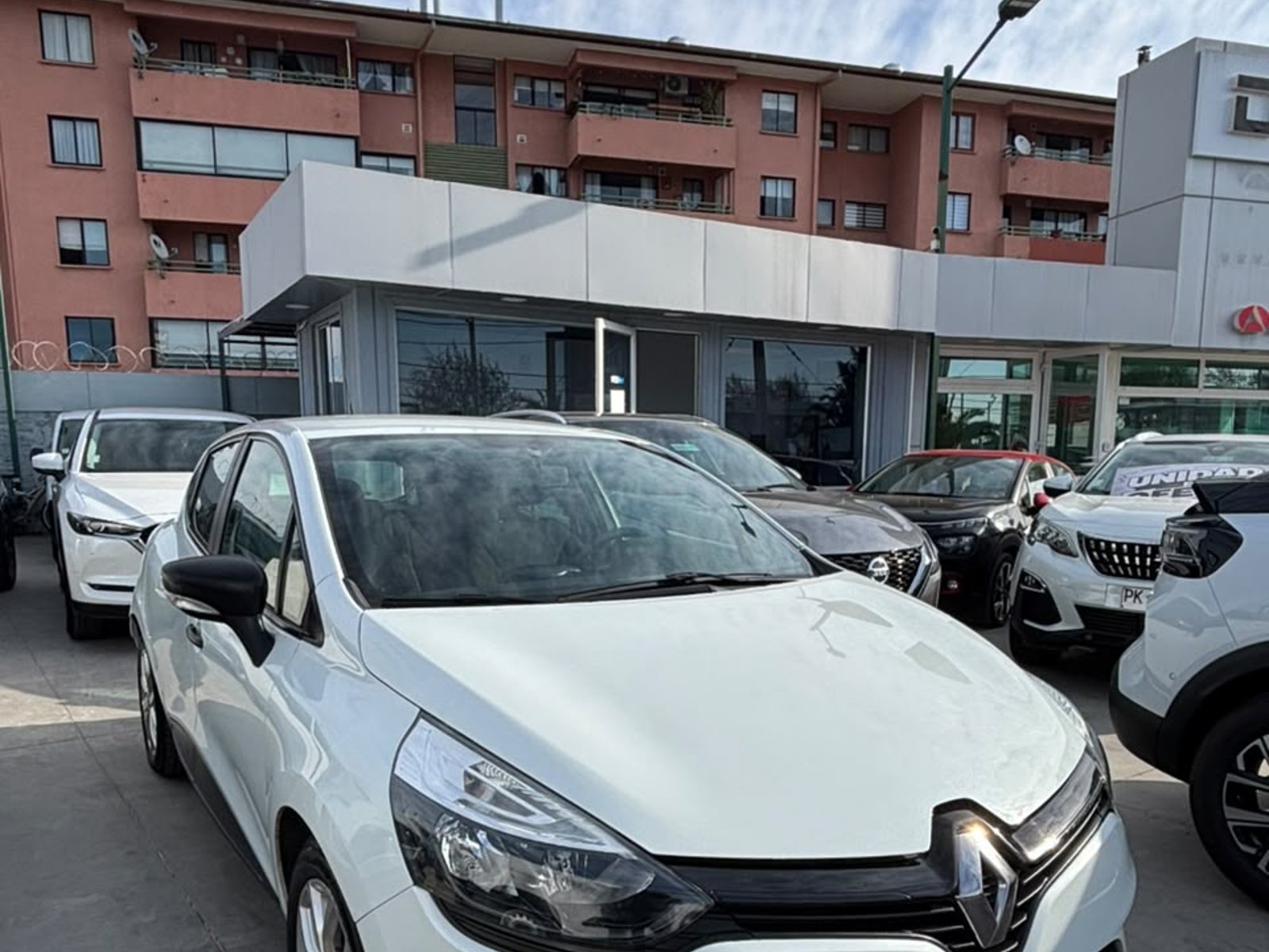 Renault CLIO IV HB 1.2 2020 - Foto 2 de 6