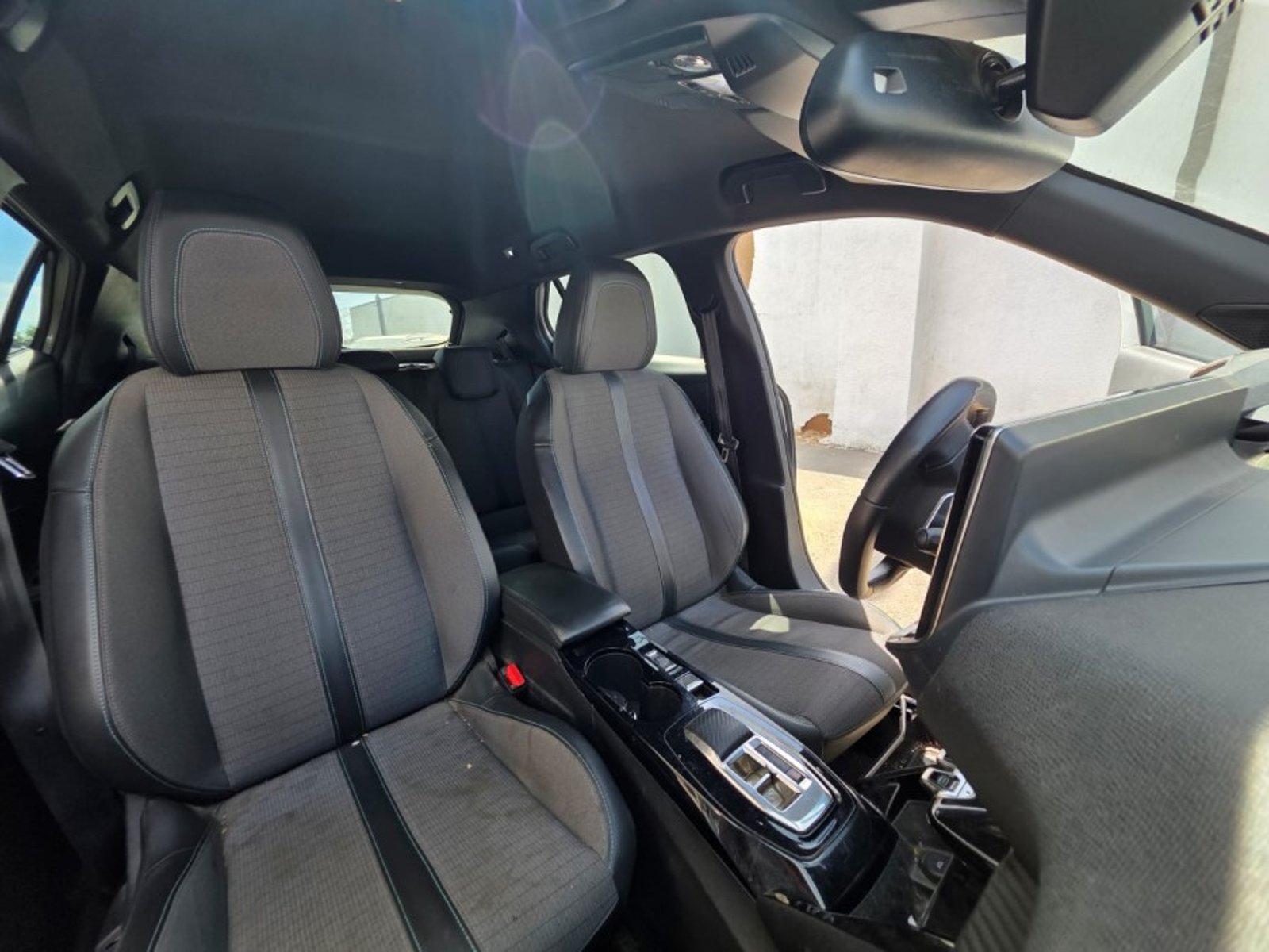 Peugeot 2008 BLUE HDI 130 EAT8 1.5 AUT 2023 - Foto 4 de 8